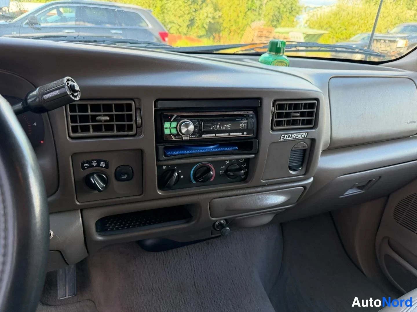 Vihreä Ford Excursion 2000, ohjaamo, kuva 9