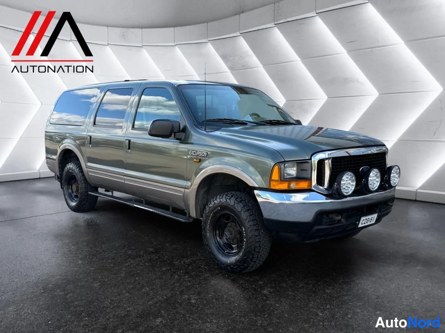 Vihreä Ford Excursion 2000, etuviisto, keula oikealle, kuva 2