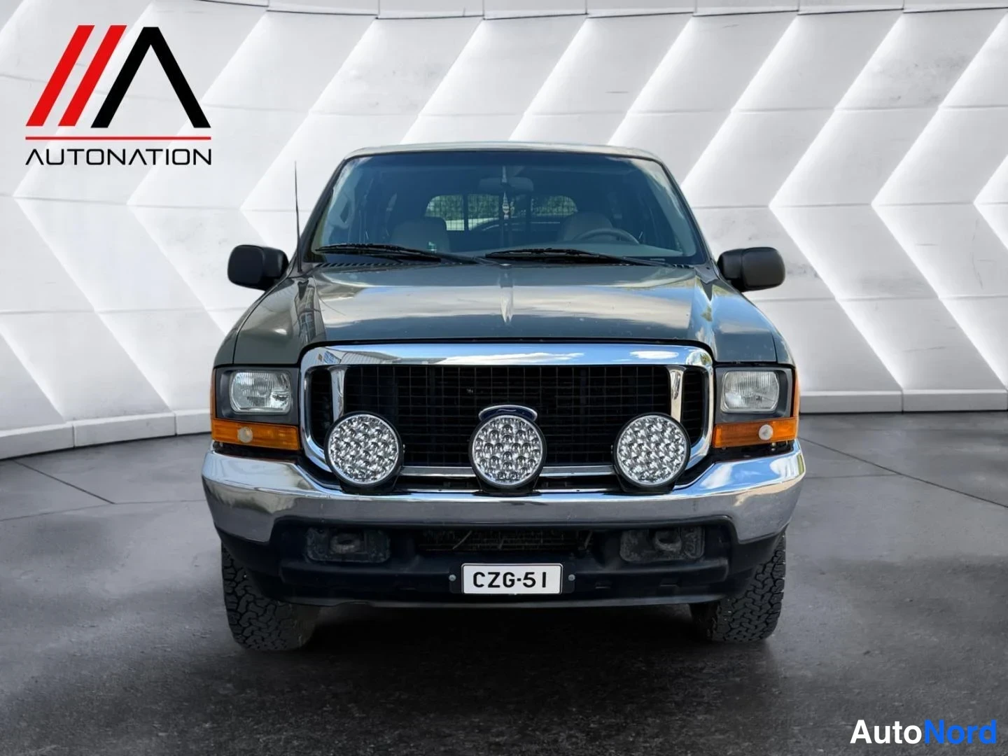 Vihreä Ford Excursion 2000, edestä, kuva 3