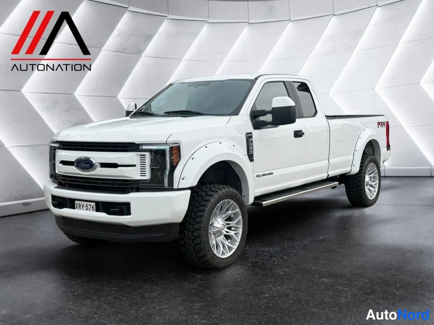 Valkoinen Ford F-250 2019, etuviisto, keula vasemmalle, kuva 2