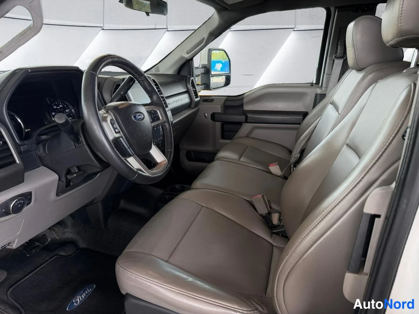 Valkoinen Ford F-250 2019, etuistuimet, kuva 16
