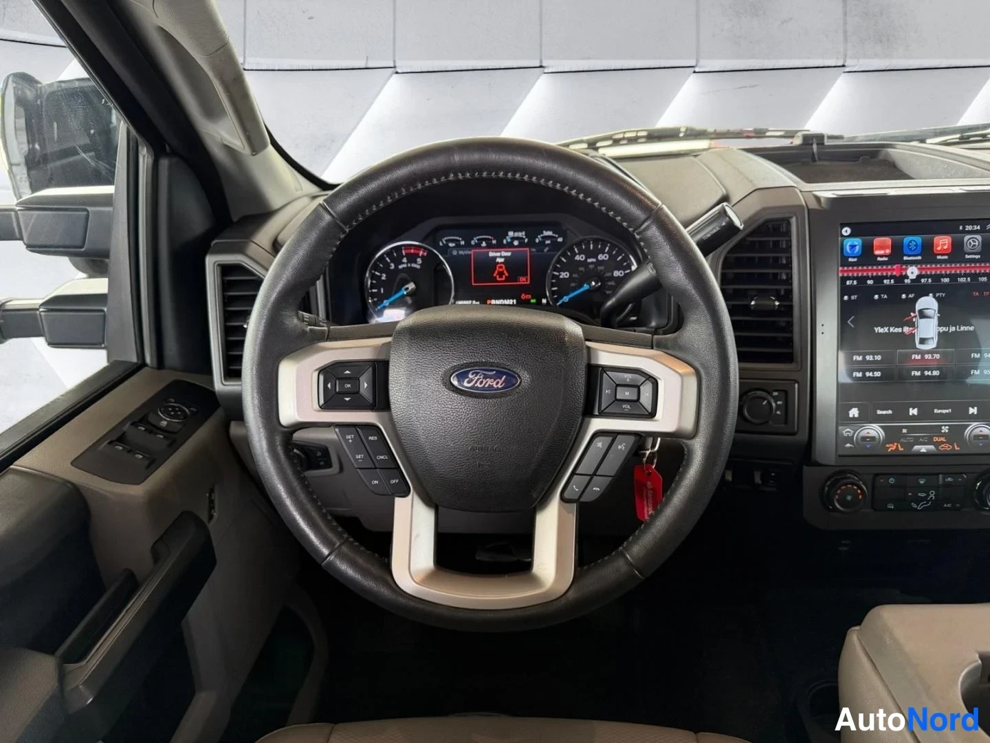 Valkoinen Ford F-250 2019, ohjaamo, kuva 13
