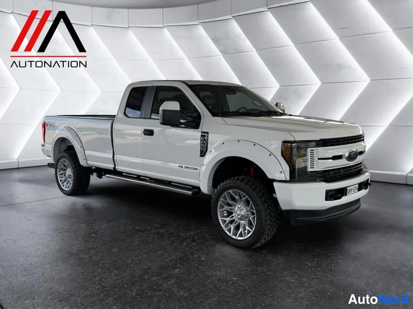 Valkoinen Ford F-250 2019, etuviisto, keula oikealle, kuva 3