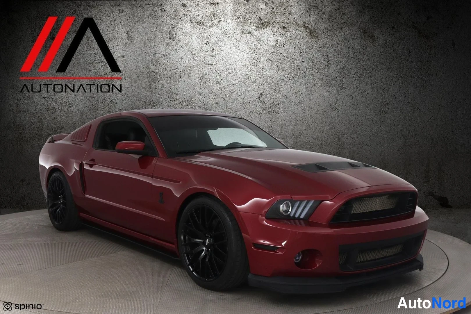 Punainen Ford Mustang 2012, etuviisto, keula oikealle, kuva 2