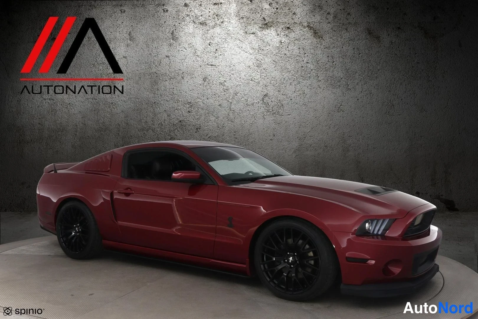 Punainen Ford Mustang 2012, etuviisto, keula oikealle, kuva 3