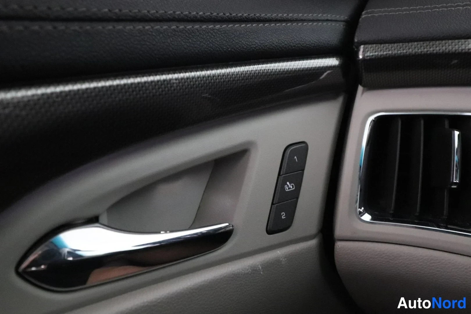 Black Cadillac CTS-V 2010, detail, photo 22