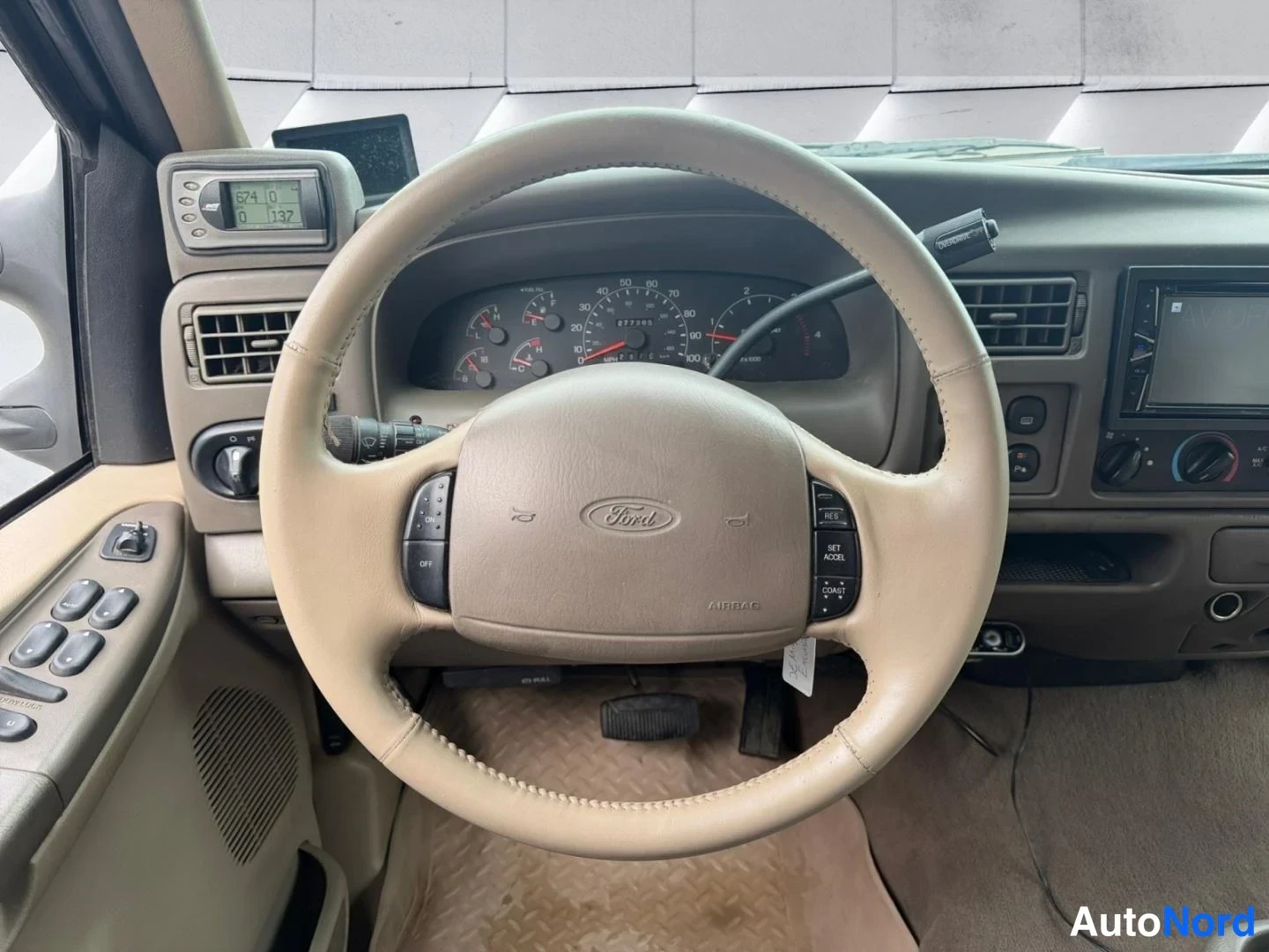 Harmaa Ford Excursion 2000, ohjaamo, kuva 9