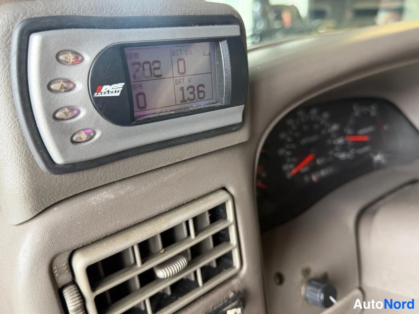 Harmaa Ford Excursion 2000, yksityiskohta, kuva 16