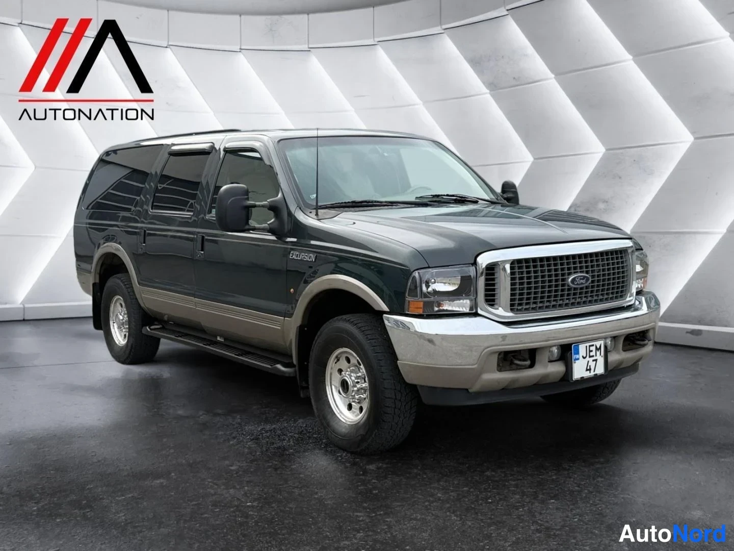 Harmaa Ford Excursion 2000, etuviisto, keula oikealle, kuva 2