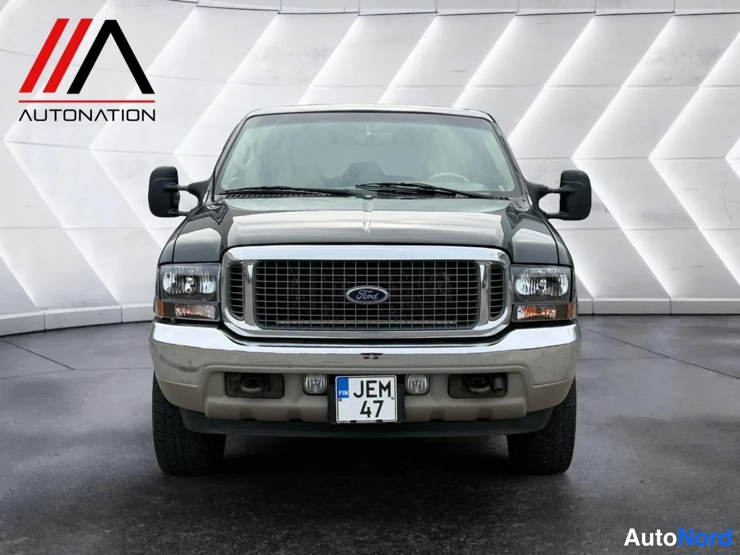 Harmaa Ford Excursion 2000, edestä, kuva 3