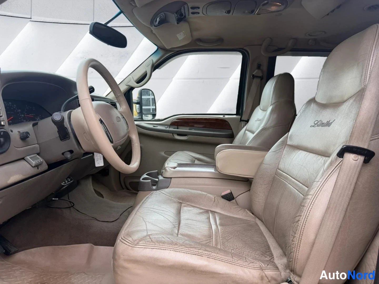 Harmaa Ford Excursion 2000, etuistuimet, kuva 10