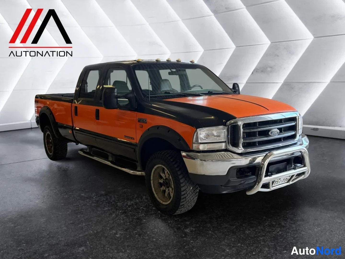 Musta Ford F-350 2001, etuviisto, keula oikealle, kuva 2
