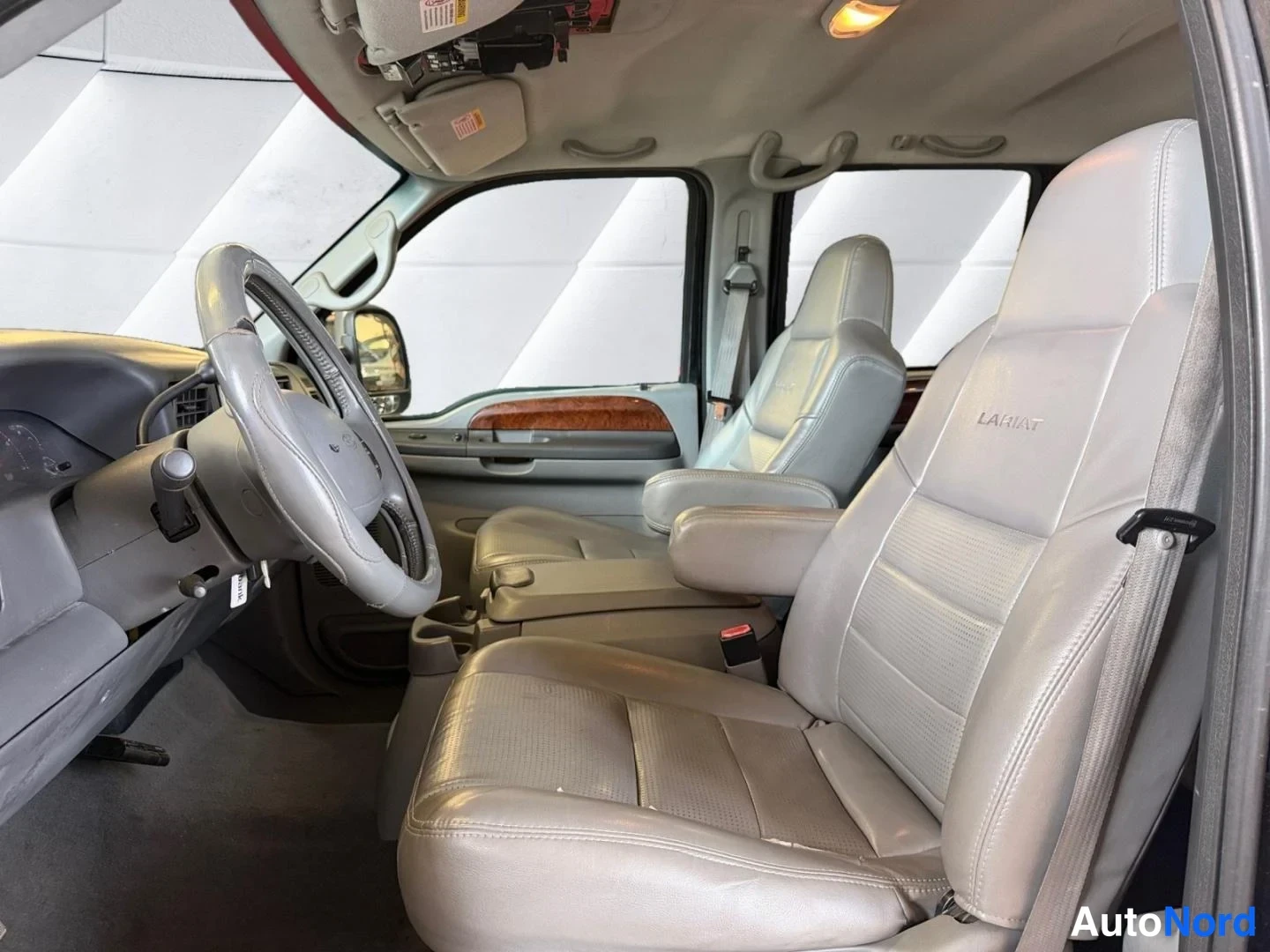 Musta Ford F-350 2001, etuistuimet, kuva 8