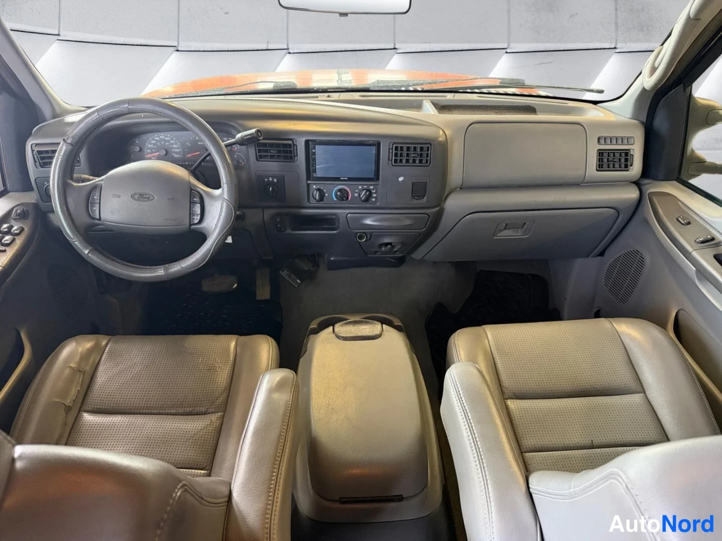 Musta Ford F-350 2001, ohjaamo, kuva 7