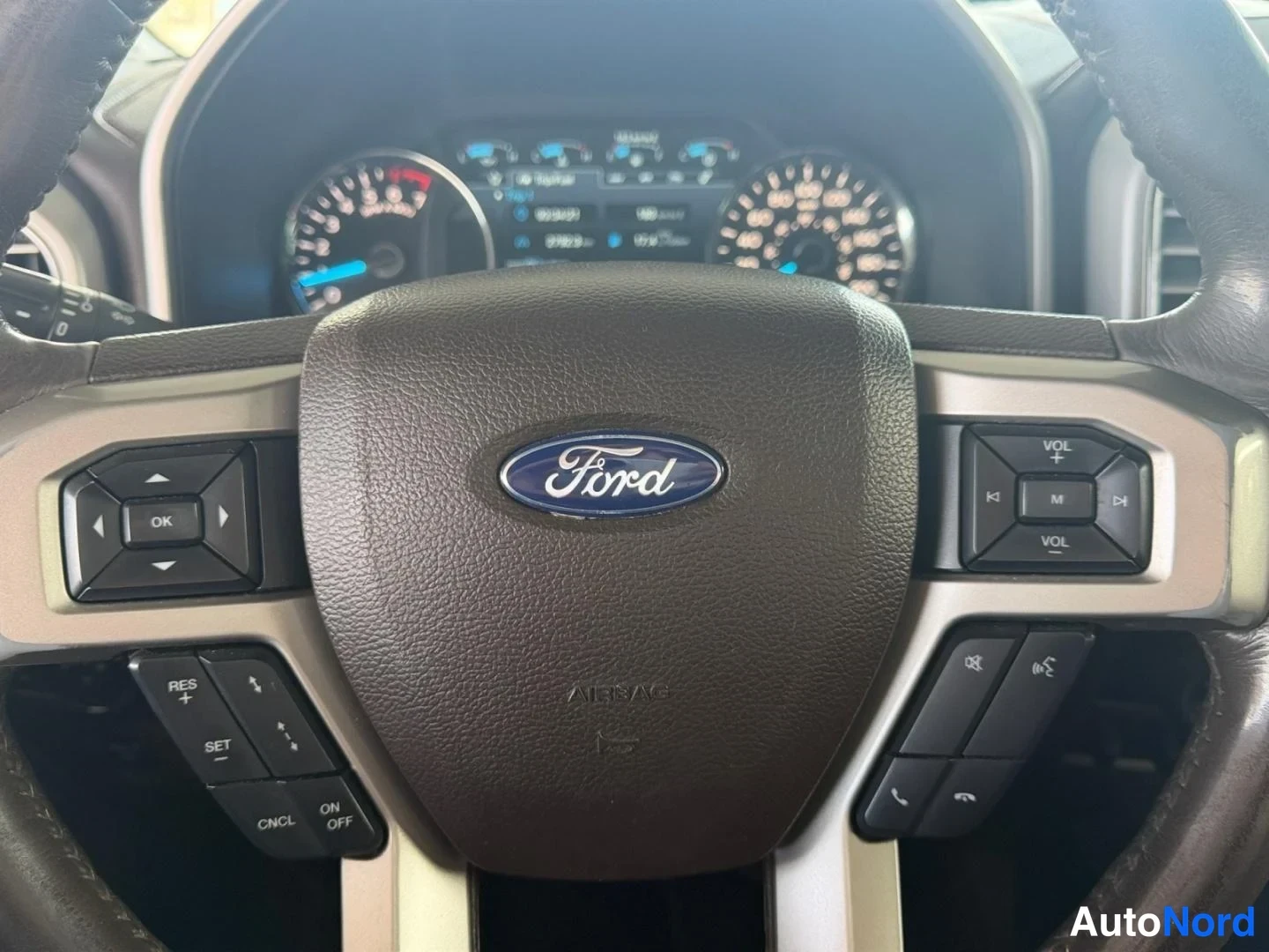 Valkoinen Ford F-150 2018, yksityiskohta, kuva 17