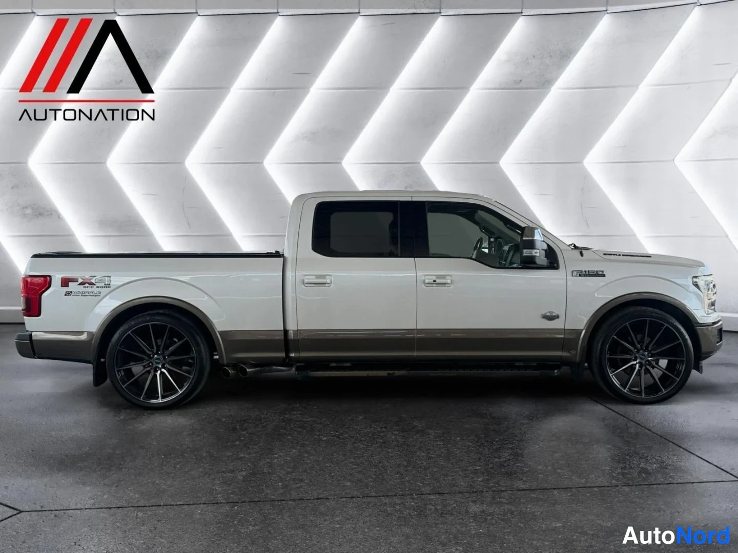 Valkoinen Ford F-150 2018, etuviisto, keula oikealle, kuva 2