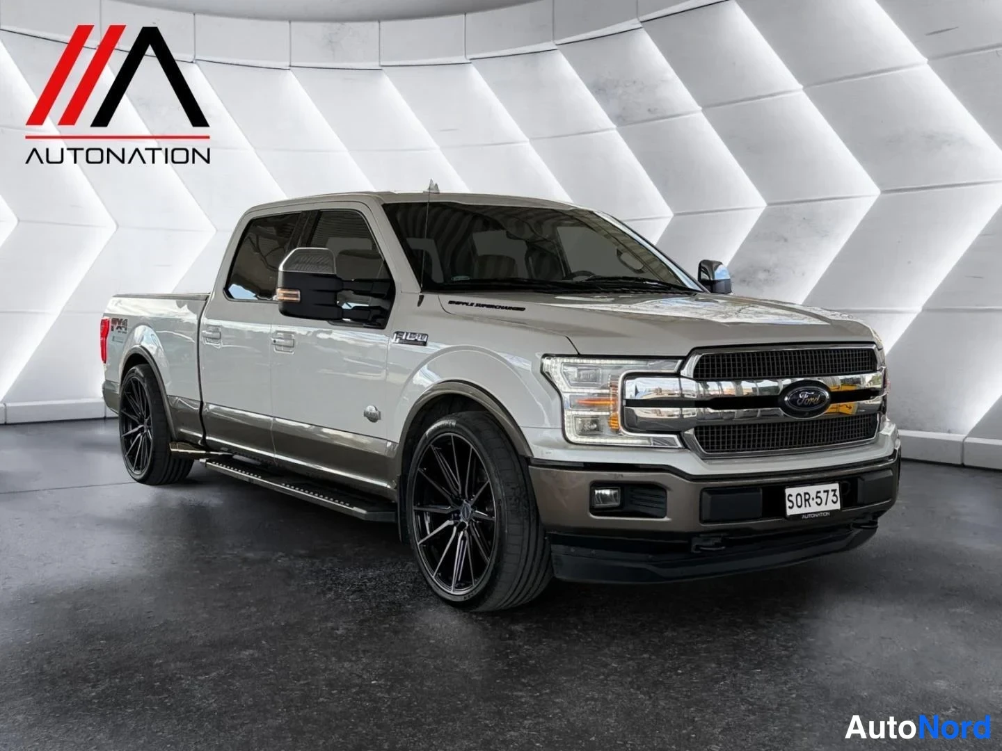 Valkoinen Ford F-150 2018, etuviisto, keula oikealle, kuva 3