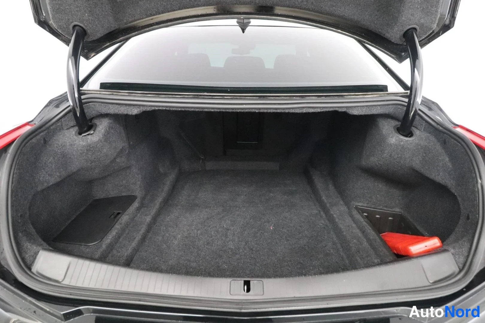 Musta Cadillac CTS-V 2017, tavaratila, kuva 12