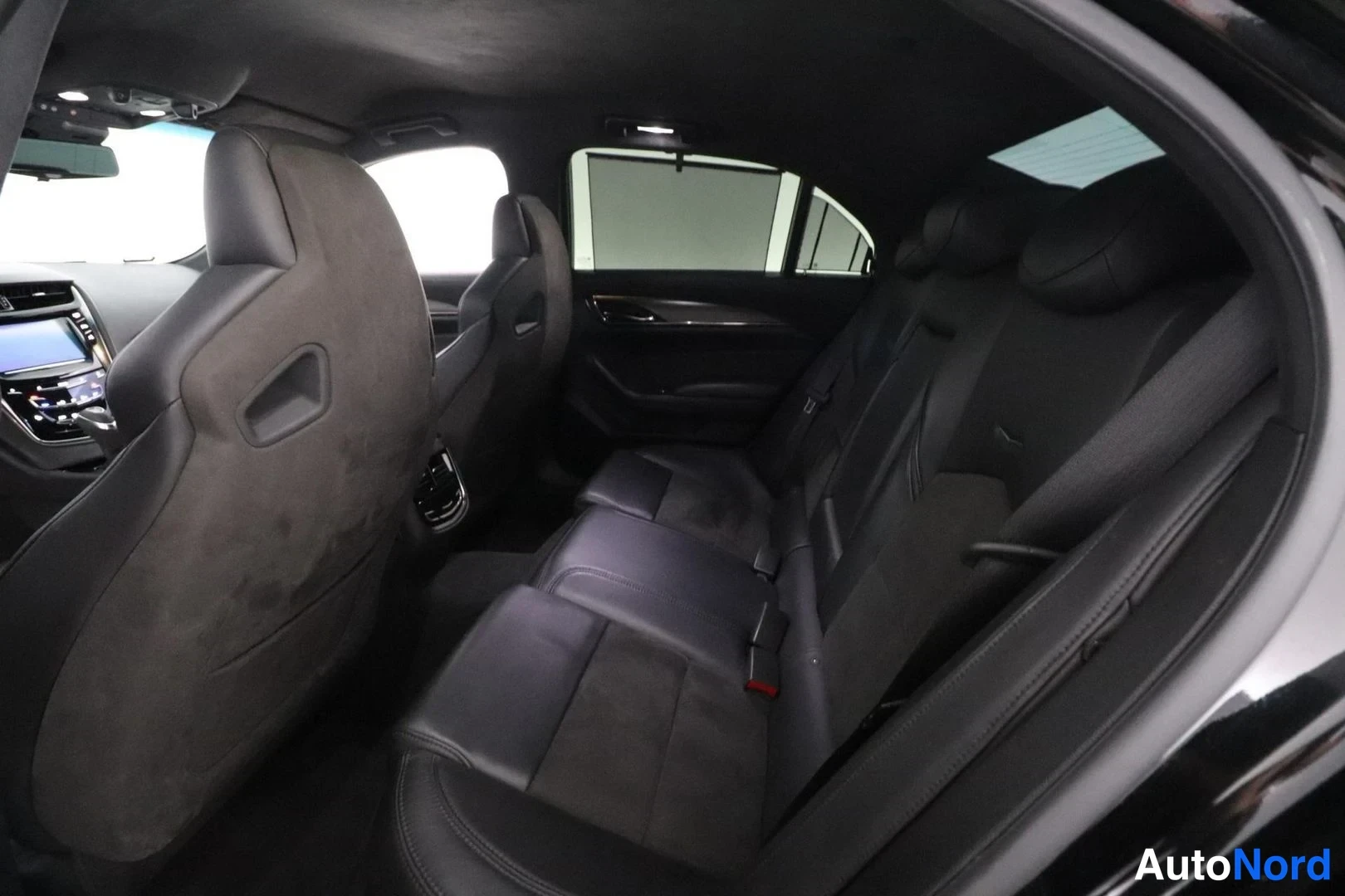 Musta Cadillac CTS-V 2017, takaistuimet, kuva 11