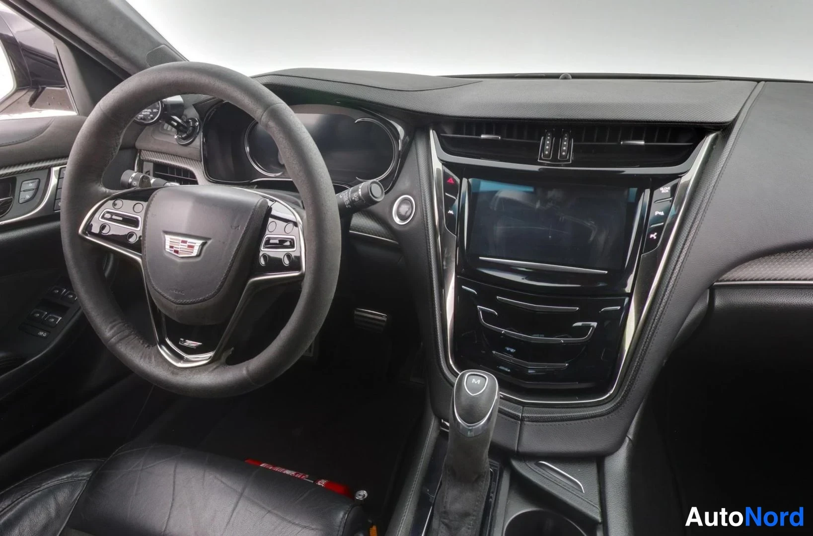 Musta Cadillac CTS-V 2017, ohjaamo, kuva 8