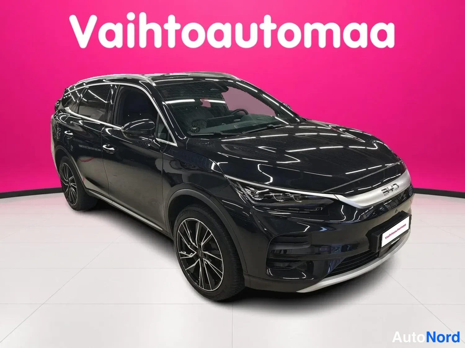 Musta BYD Tang 2025, etuviisto, keula oikealle, kuva 2