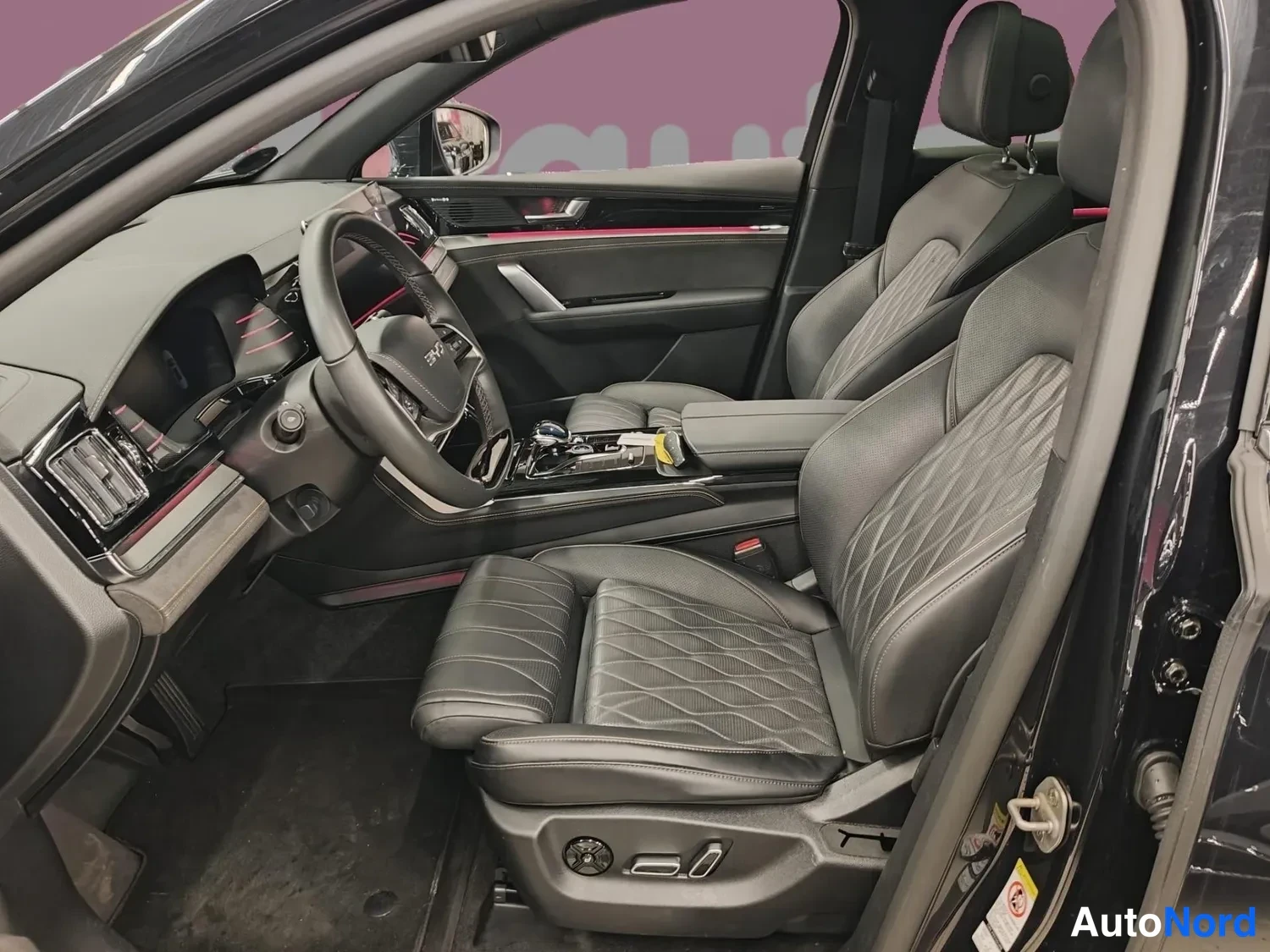 Musta BYD Tang 2025, ohjaamo, kuva 6