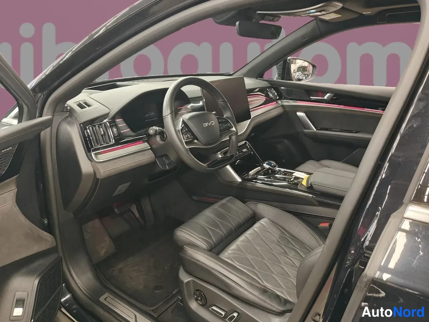 Musta BYD Tang 2025, ohjaamo, kuva 5