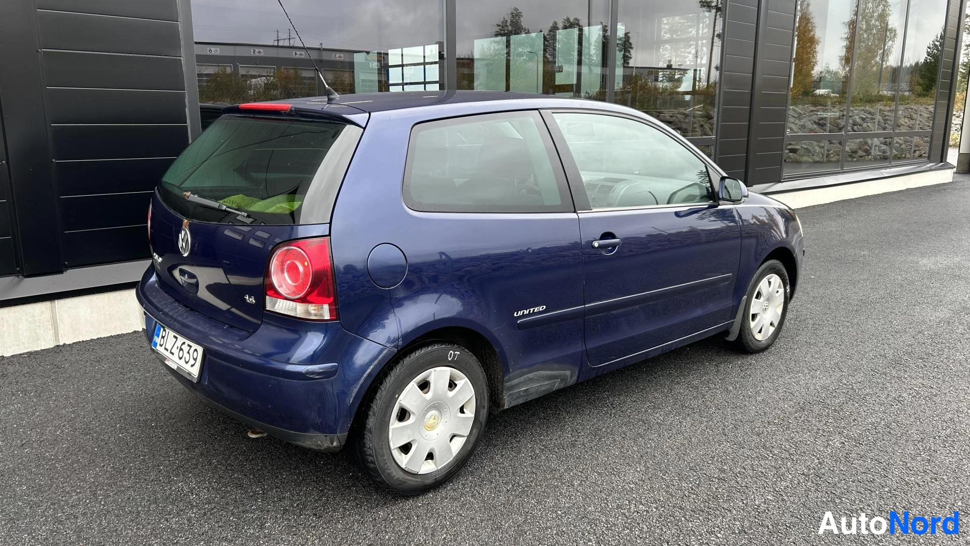 Sininen Volkswagen Polo 2009, takaviisto, kuva 4
