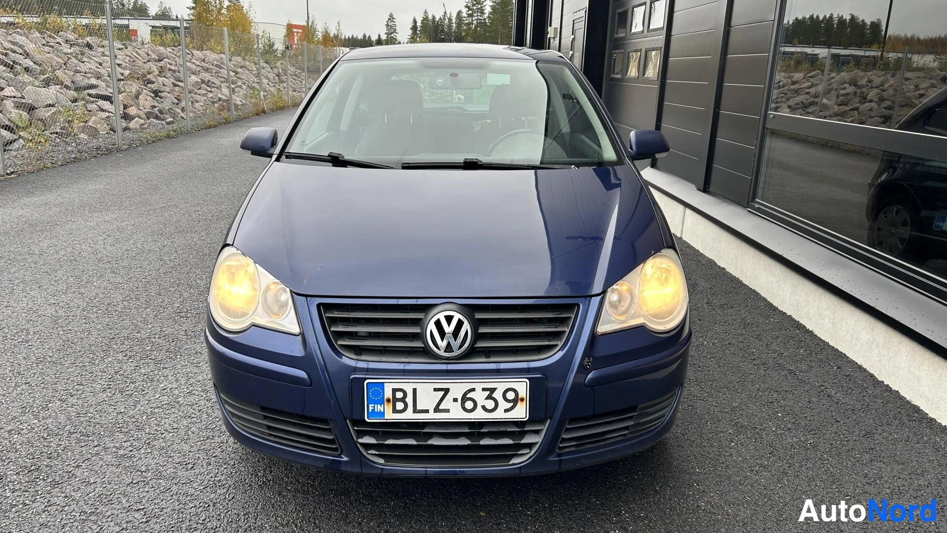 Sininen Volkswagen Polo 2009, edestä, kuva 3