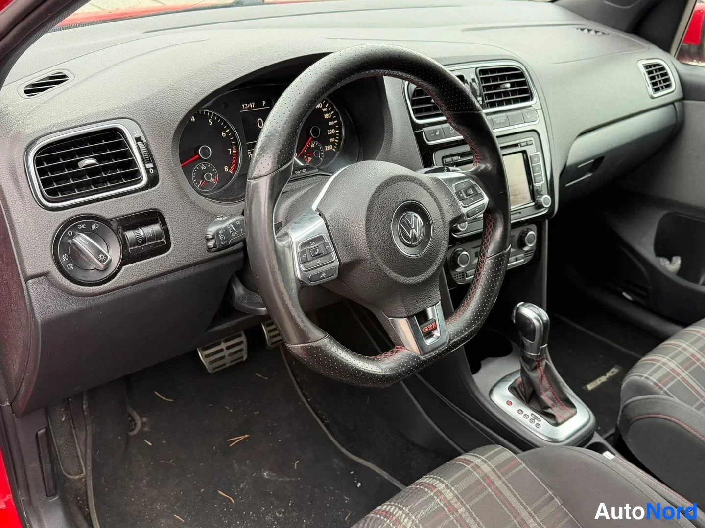 Punainen Volkswagen Polo GTI 2011, ohjaamo, kuva 3