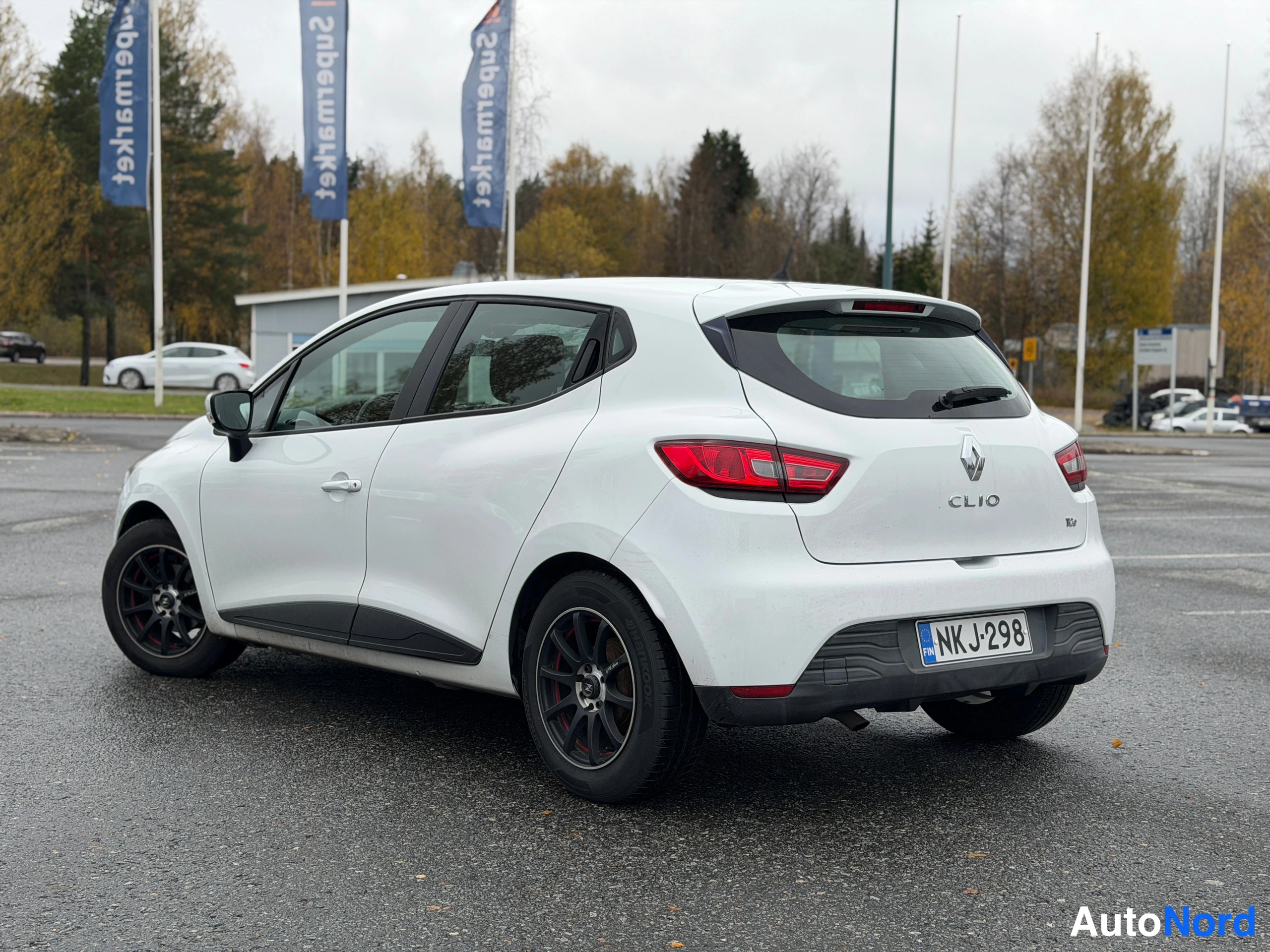 Valkoinen Renault Clio 2016, takaviisto, kuva 3