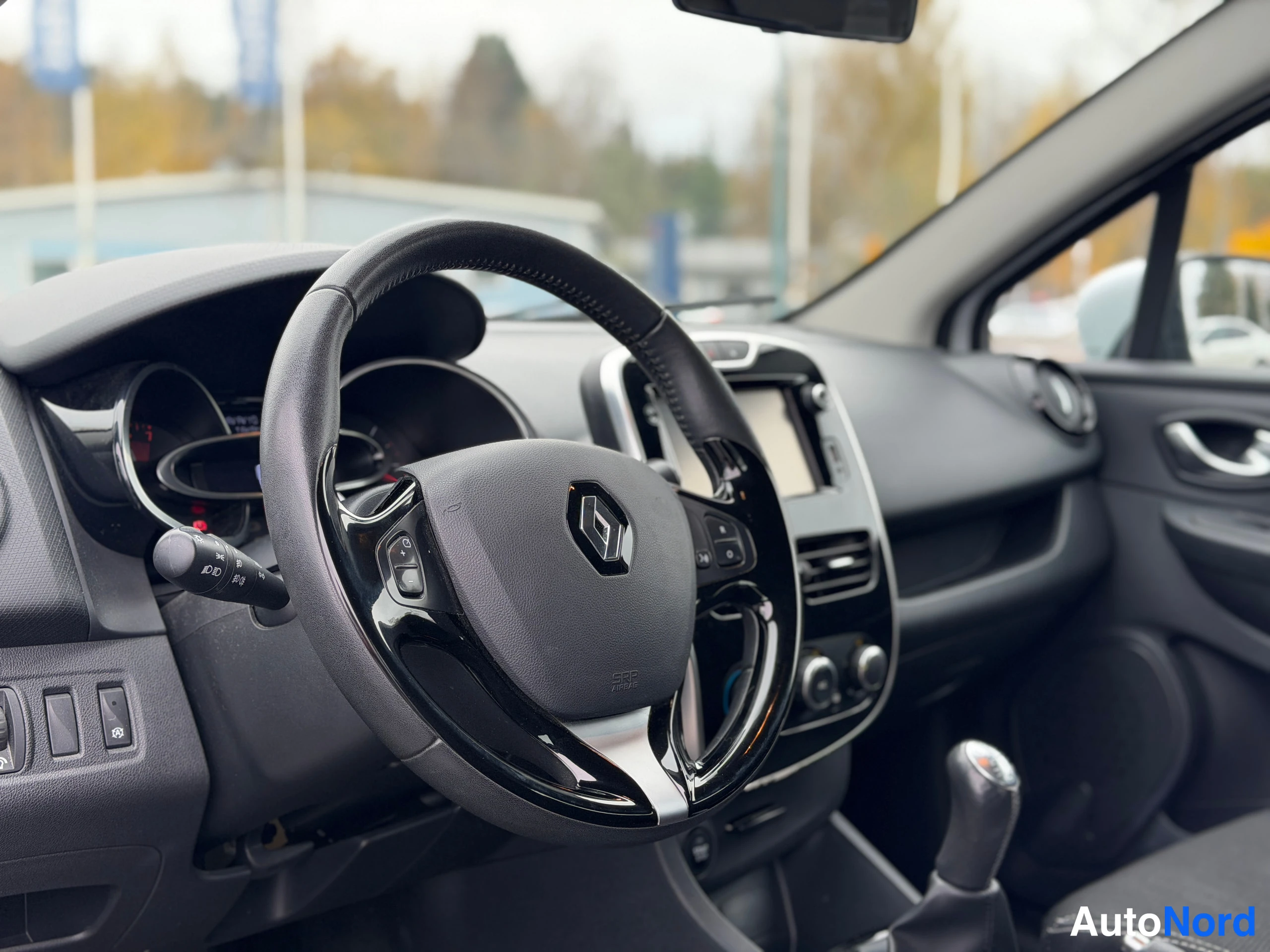 Valkoinen Renault Clio 2016, ohjaamo, kuva 5