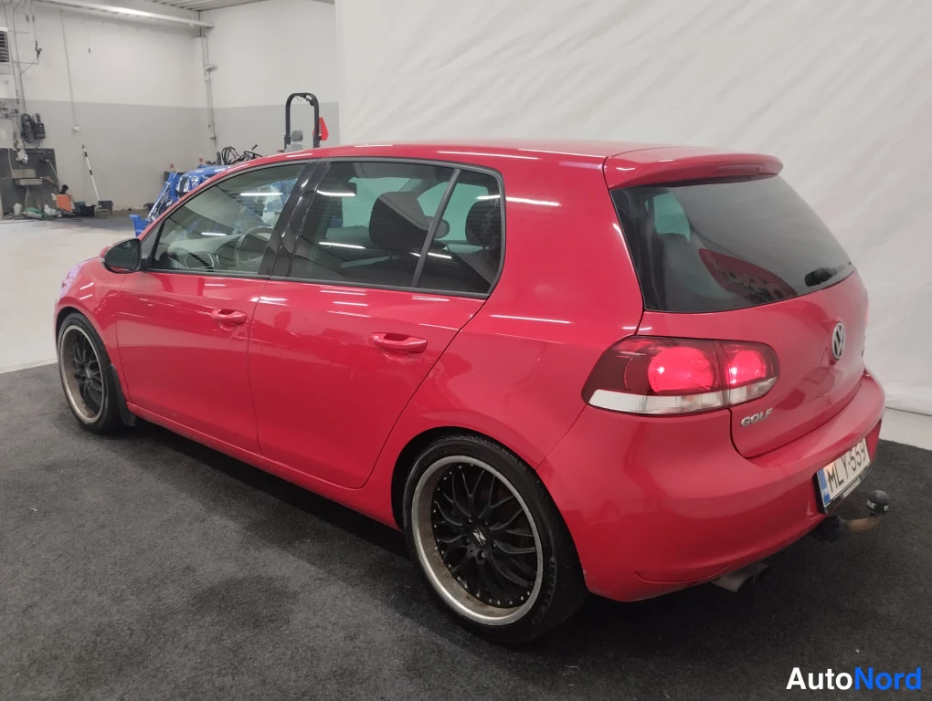 Punainen Volkswagen Golf 2010, kuva 5