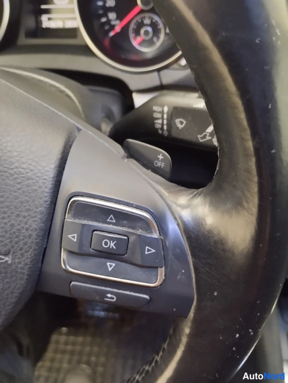 Punainen Volkswagen Golf 2010, kuva 12
