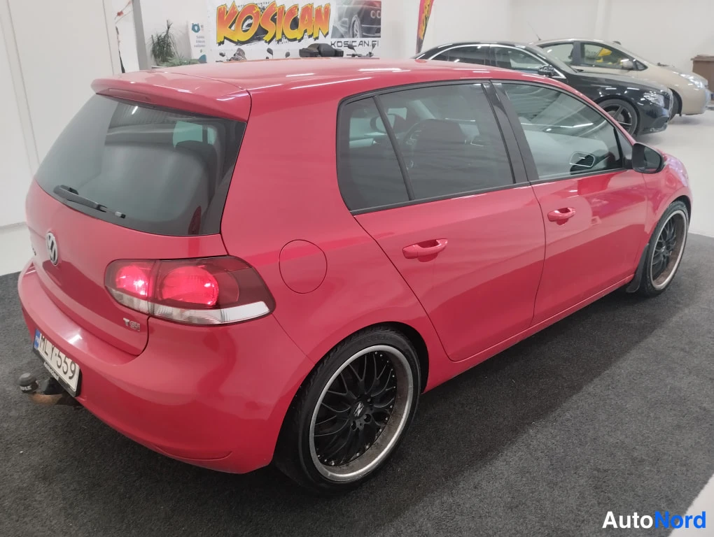 Punainen Volkswagen Golf 2010, kuva 4