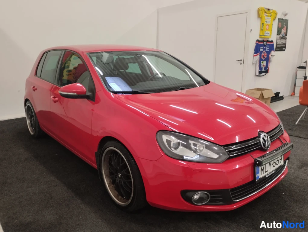 Punainen Volkswagen Golf 2010, kuva 2