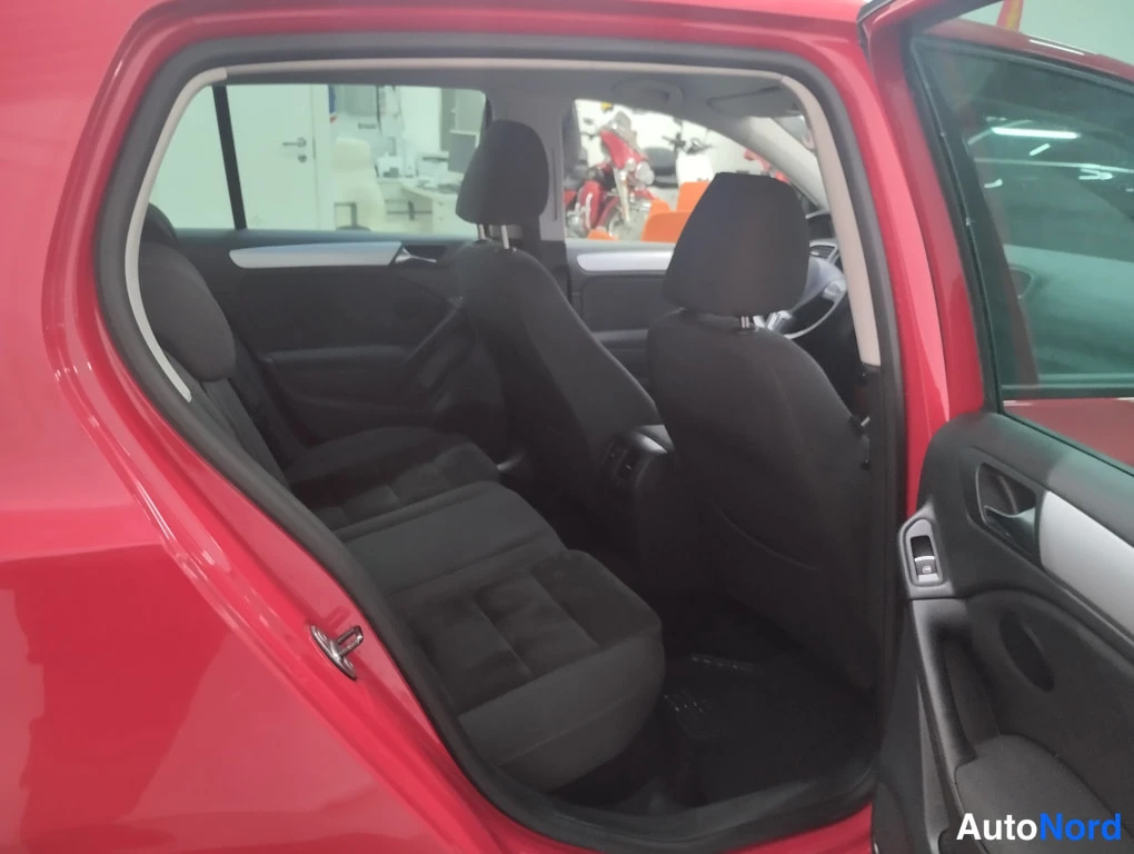 Punainen Volkswagen Golf 2010, kuva 8