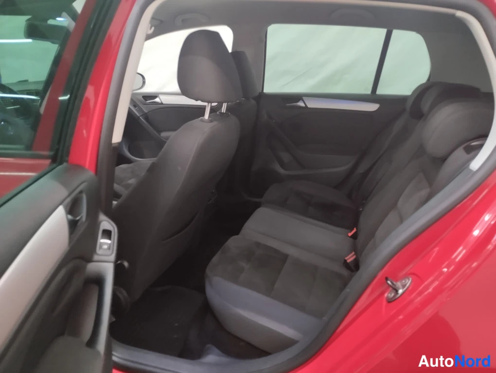 Punainen Volkswagen Golf 2010, kuva 9