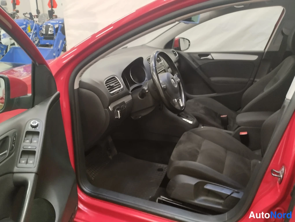 Punainen Volkswagen Golf 2010, kuva 7