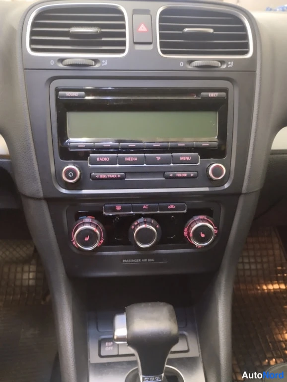 Punainen Volkswagen Golf 2010, kuva 10