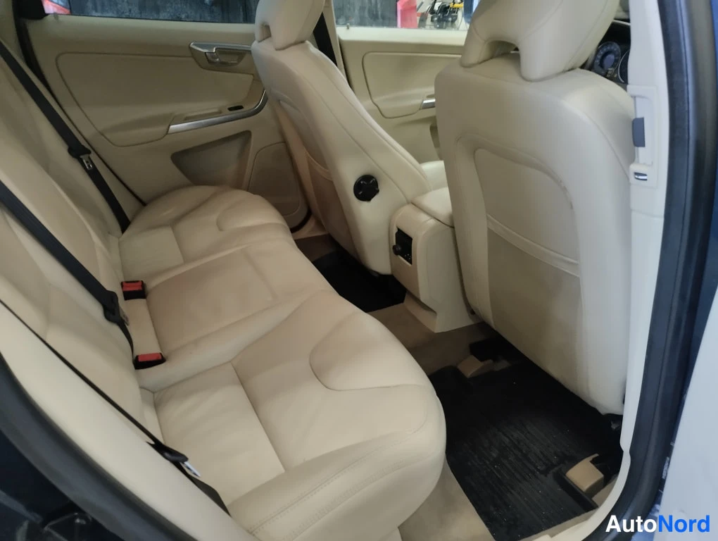 Sininen Volvo XC60 2013, takaistuimet, kuva 11