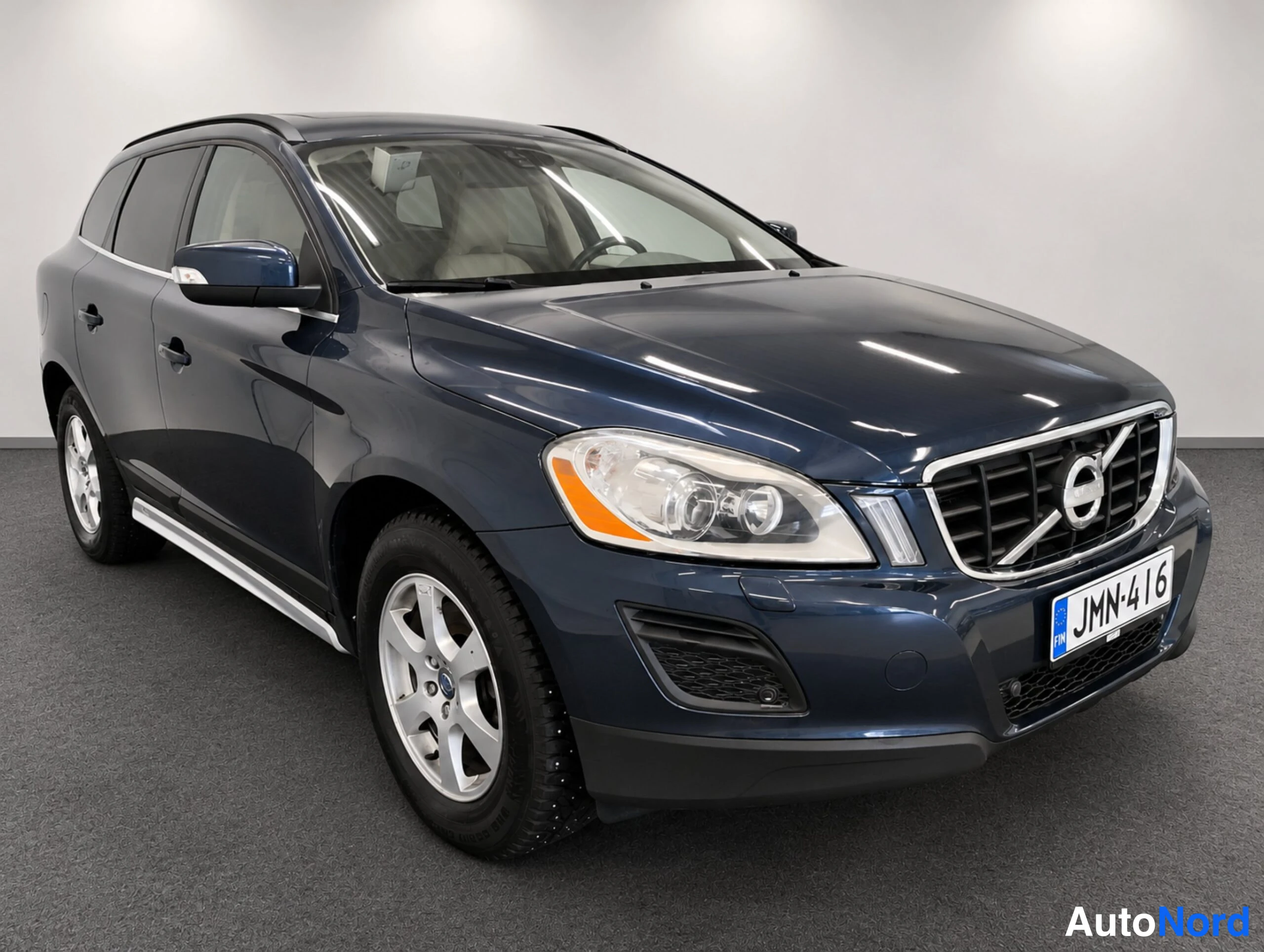 Sininen Volvo XC60 2013, etuviisto, keula oikealle, kuva 5