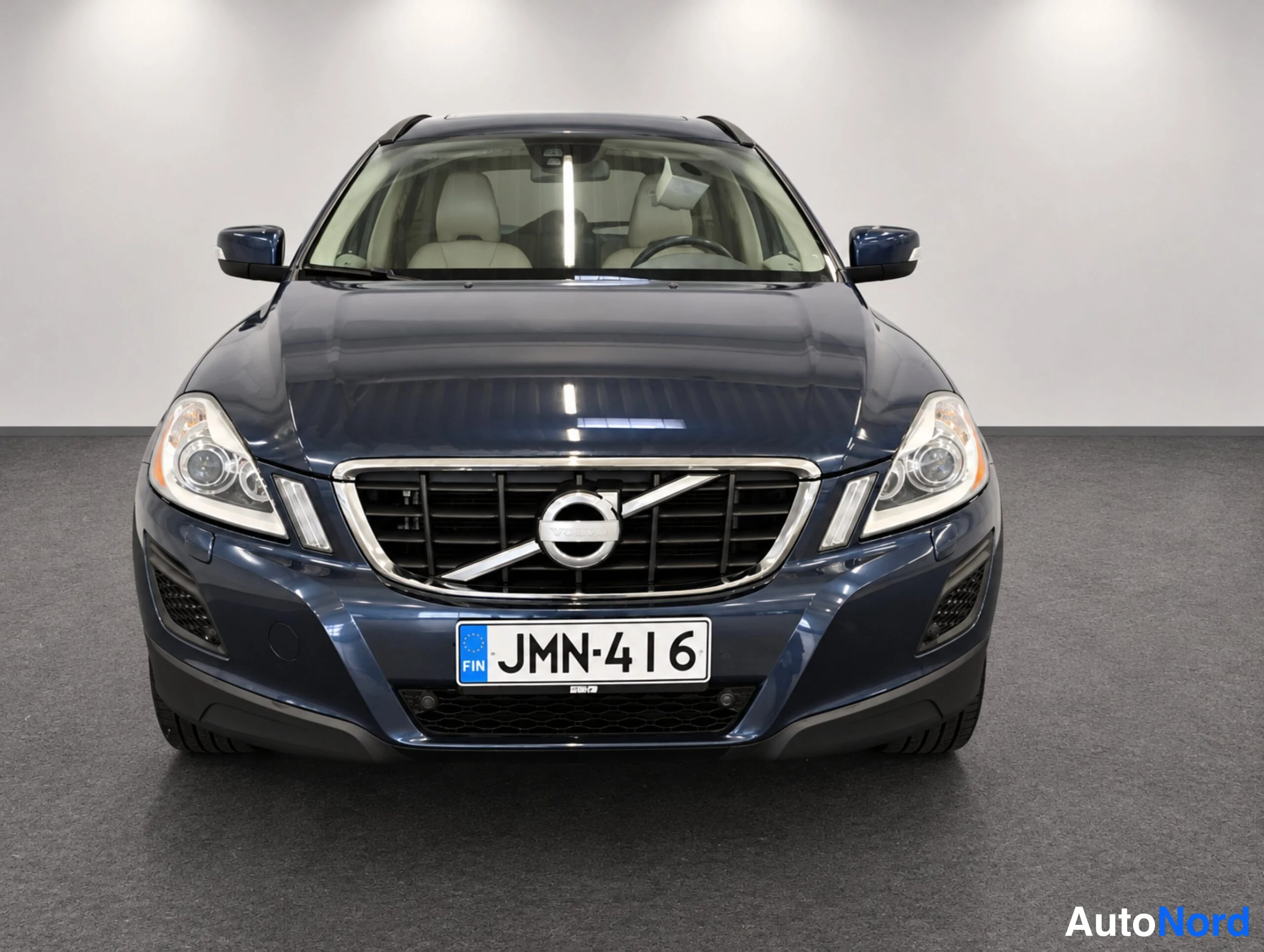 Sininen Volvo XC60 2013, edestä, kuva 6