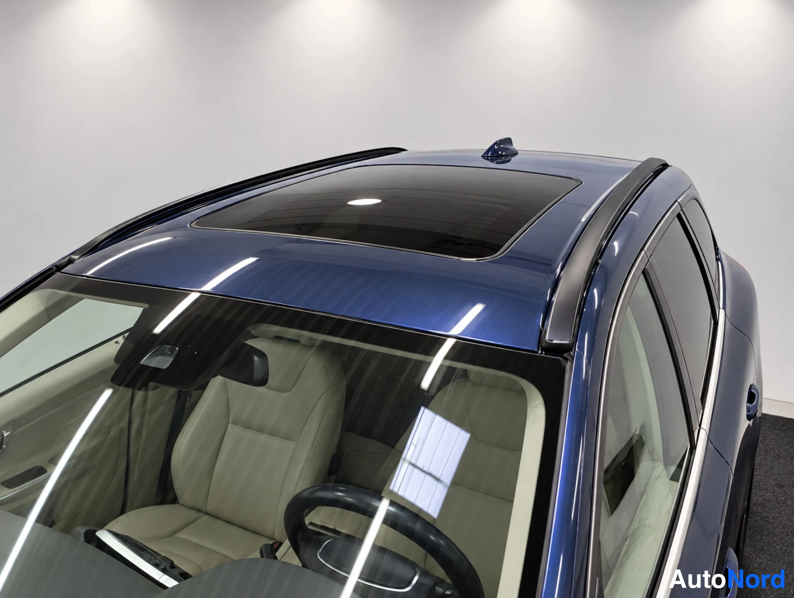 Sininen Volvo XC60 2013, yksityiskohta, kuva 24