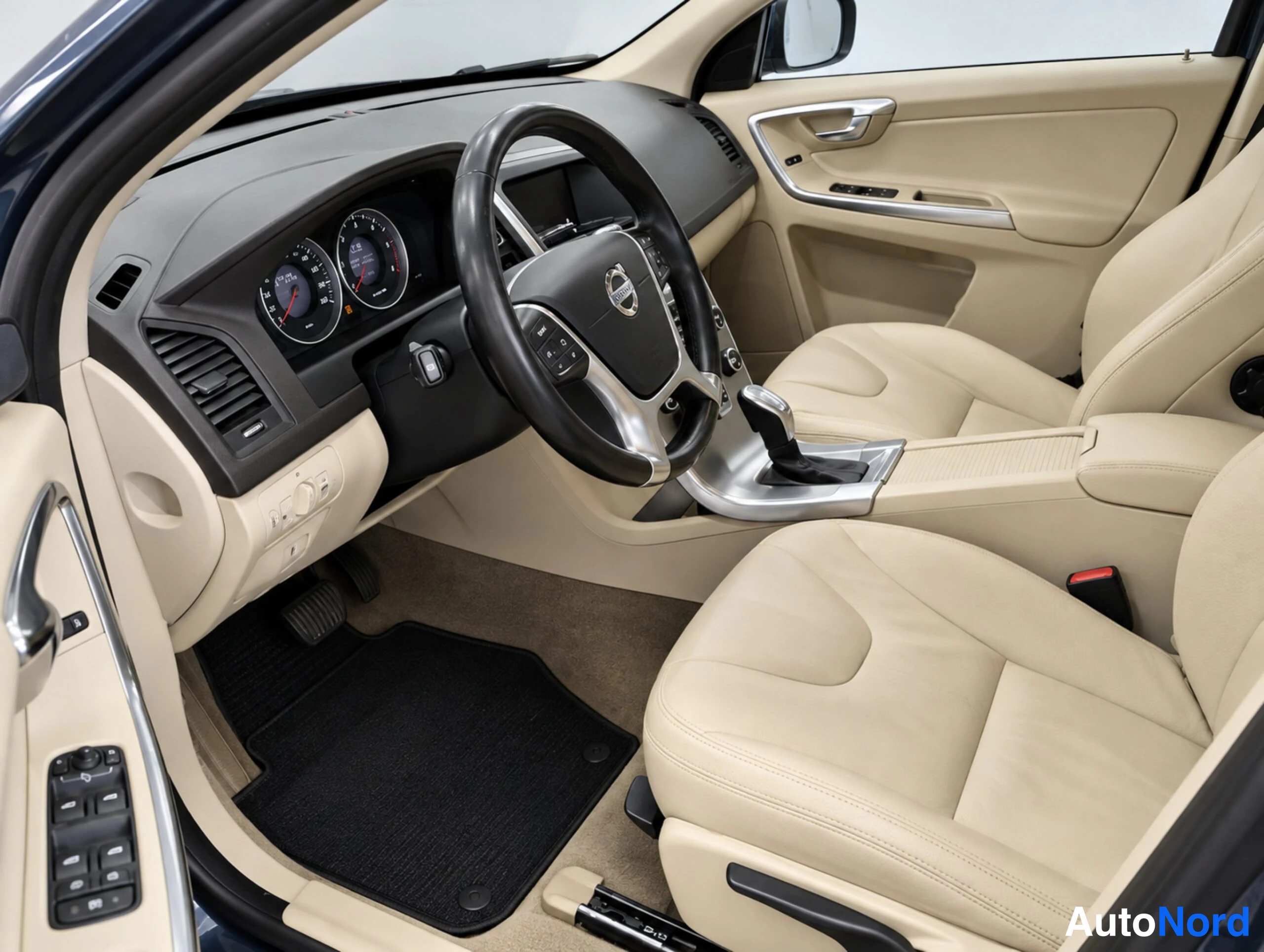 Sininen Volvo XC60 2013, ohjaamo, kuva 13