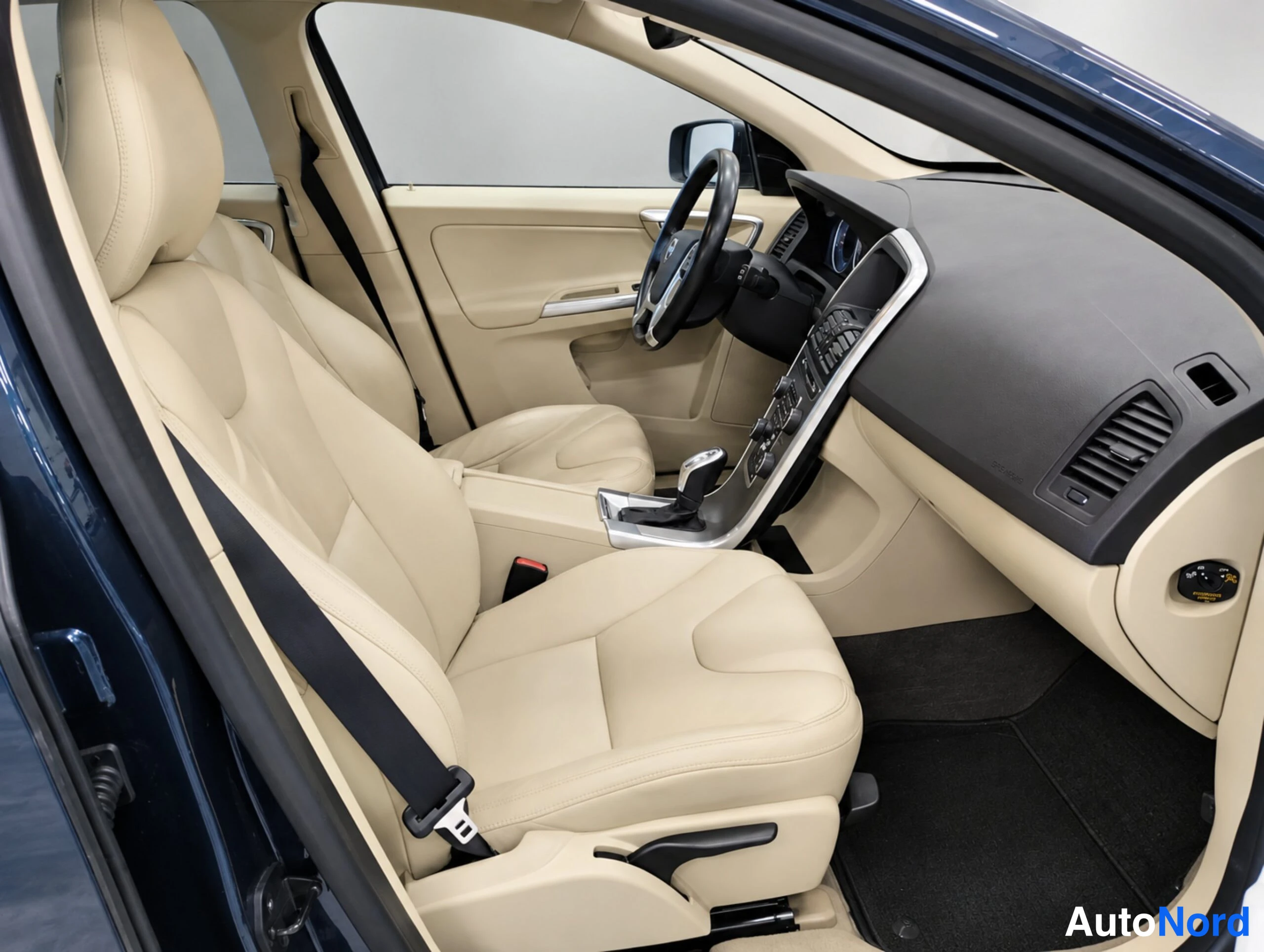 Sininen Volvo XC60 2013, ohjaamo, kuva 15