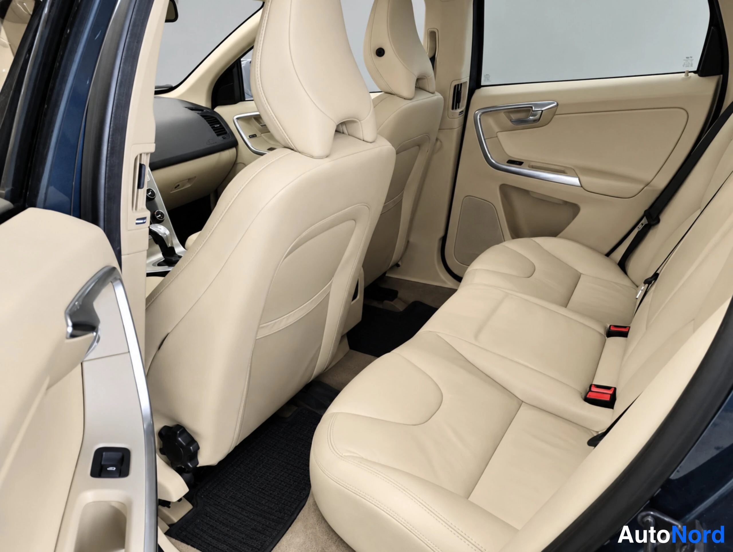 Sininen Volvo XC60 2013, takaistuimet, kuva 21