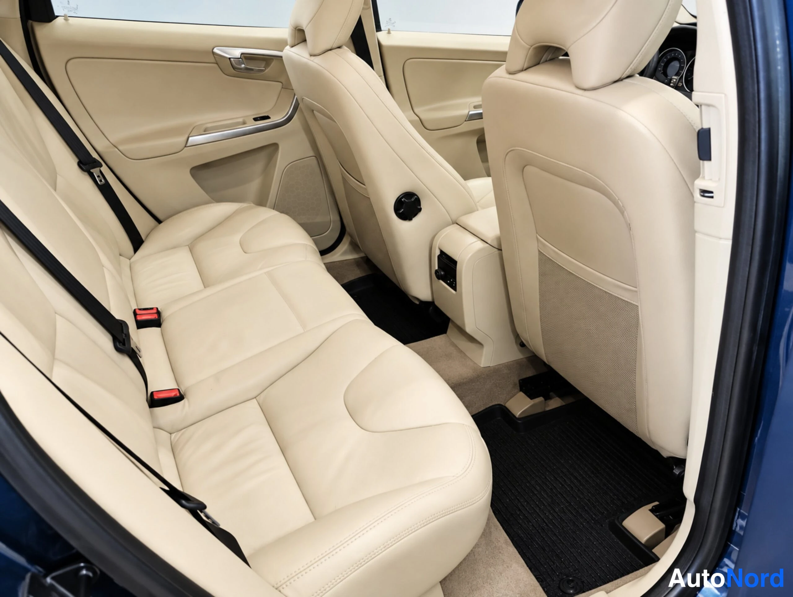 Sininen Volvo XC60 2013, takaistuimet, kuva 22