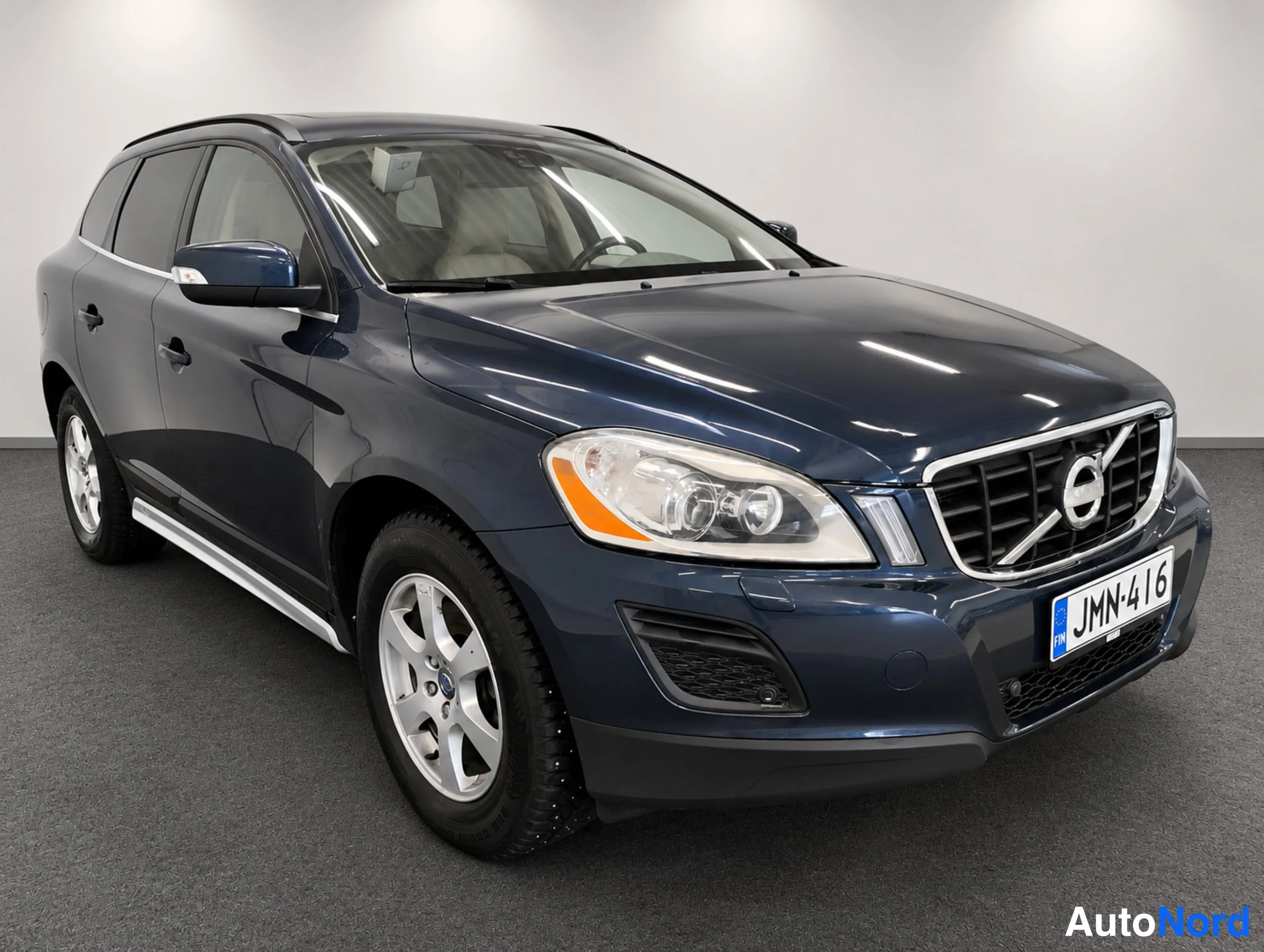 Sininen Volvo XC60 2013, etuviisto, keula oikealle, kuva 4