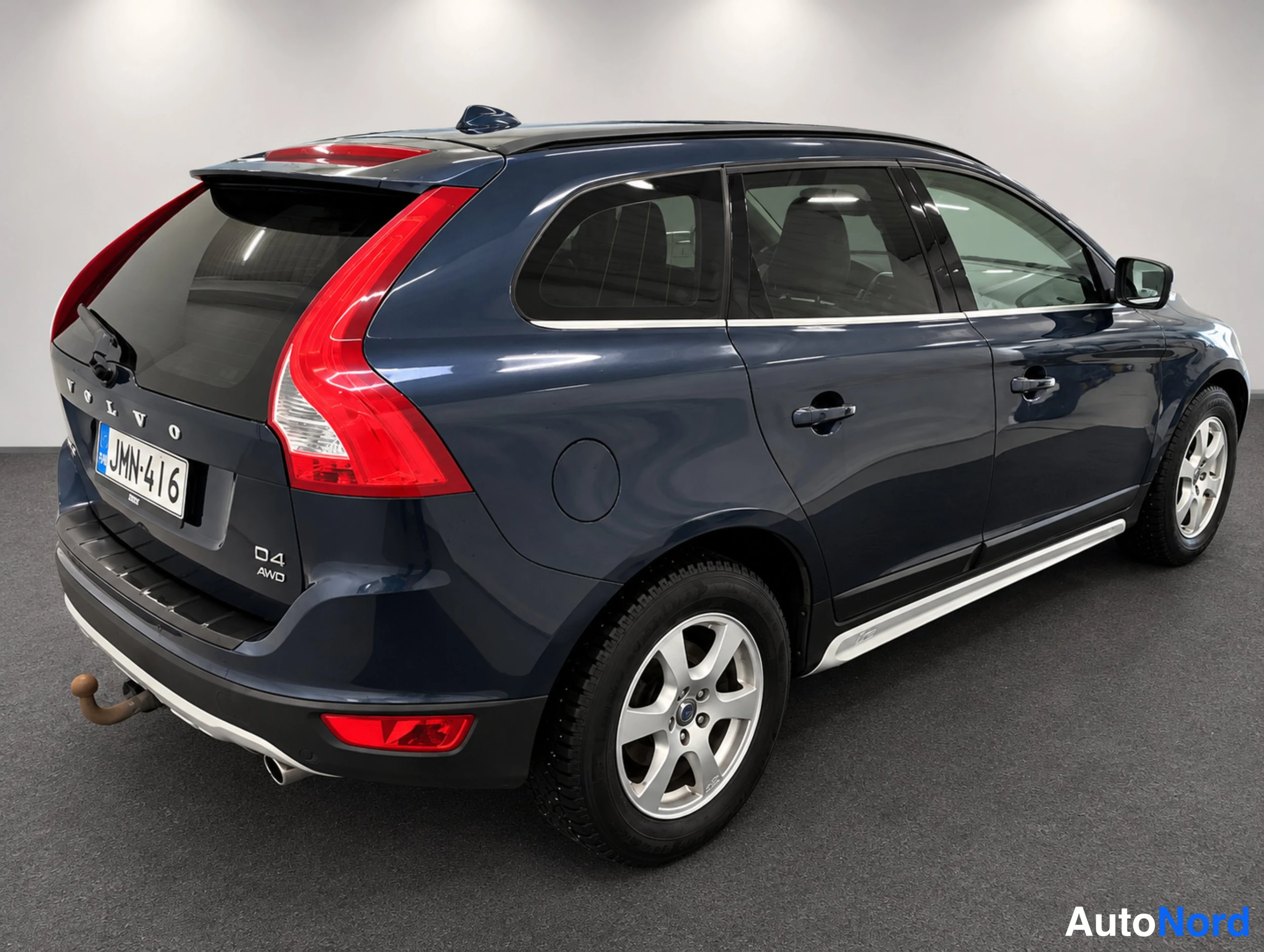 Sininen Volvo XC60 2013, takaviisto, kuva 9